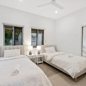 https://villa-the-hampton-retreat-6br-16-guest-pet-friendly-house.queenslandhotels.net