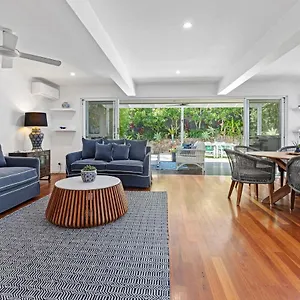 https://villa-2-roebellini-16-solway-drive-dog-friendly-tropical-oasis.queenslandhotels.net